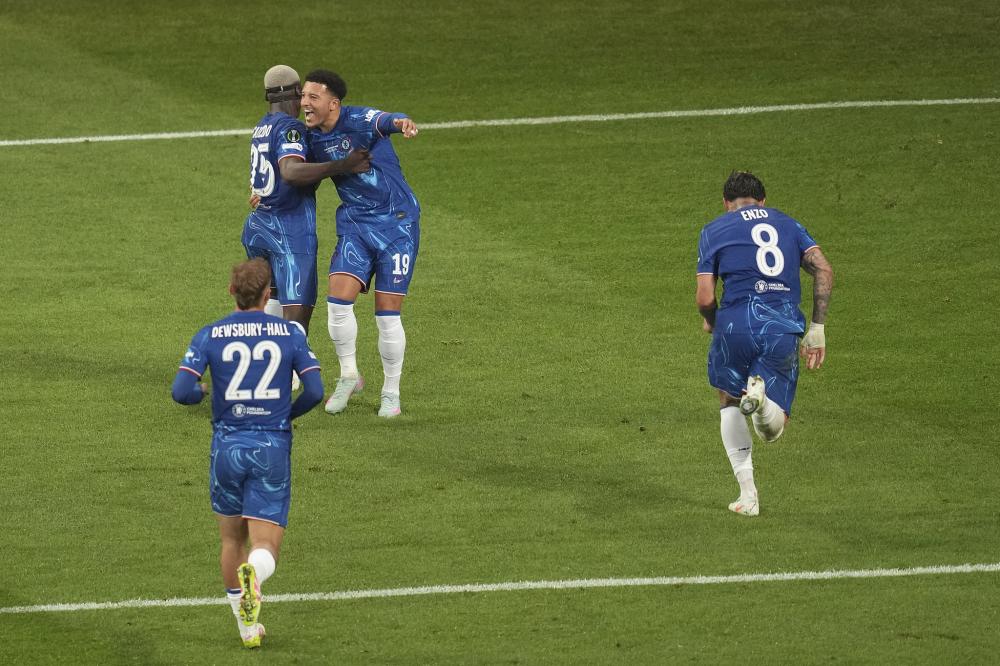 埃泽英格兰队生涯前3进球均为替补打进，为凯恩后第二人